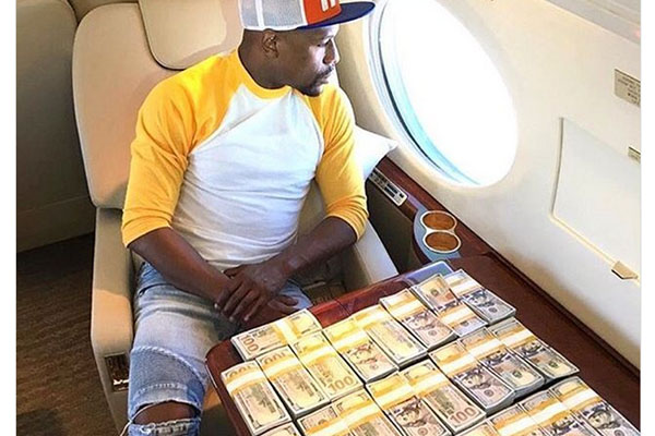 Pamer Kekayaan di Medsos, Mayweather Hitung Tumpukan Dolar Mayweather pamer kekayaan